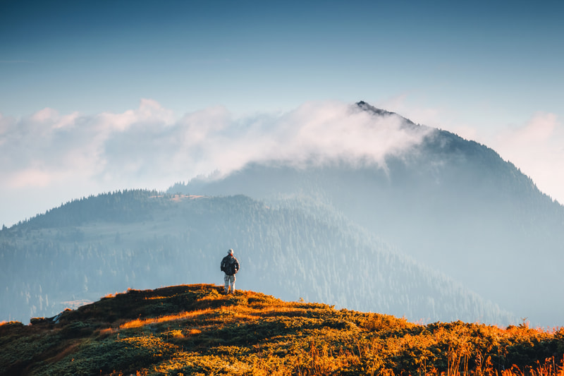Randonneur en montagne, horizon d&eacute;gag&eacute; &mdash; le temps long
